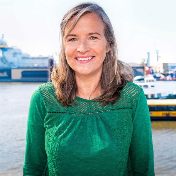 Consensa Mitarbeiterin Karen Jungblut Portrait Hamburger Hafen