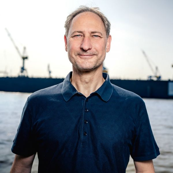 Consensa Mitarbeiter Oliver Schwarzmann Portrait Hamburger Hafen