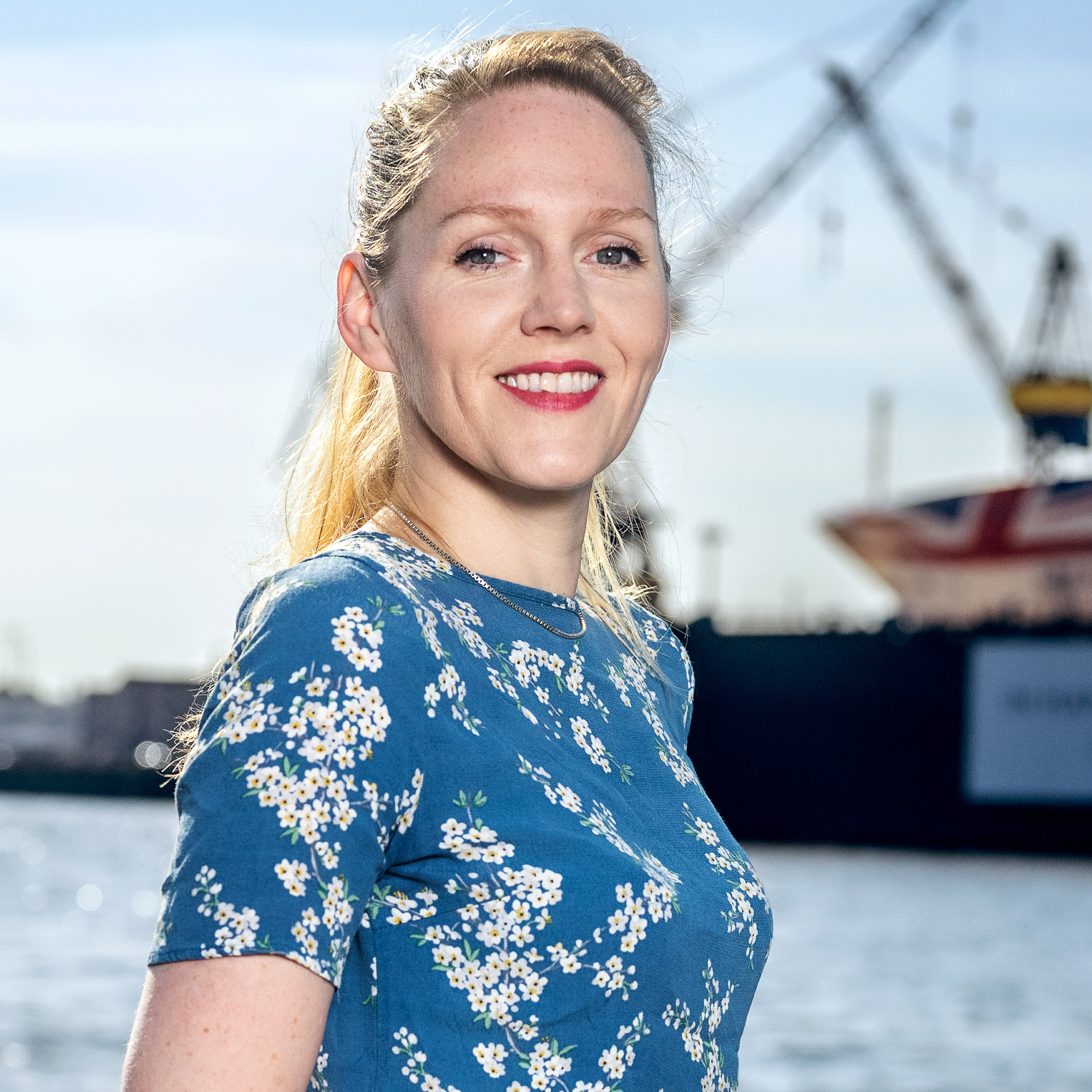 Consensa Mitarbeiterin Therese Schneider Portrait Hamburger Hafen