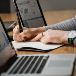 Analyse am Laptop und Schreibblock